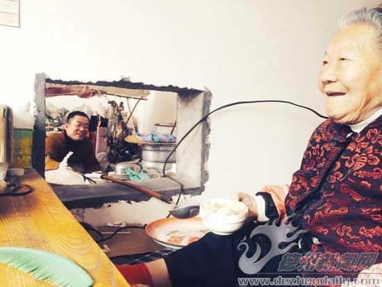 李志俊透過窗洞，用長柄勺將水餃送到母親手中。