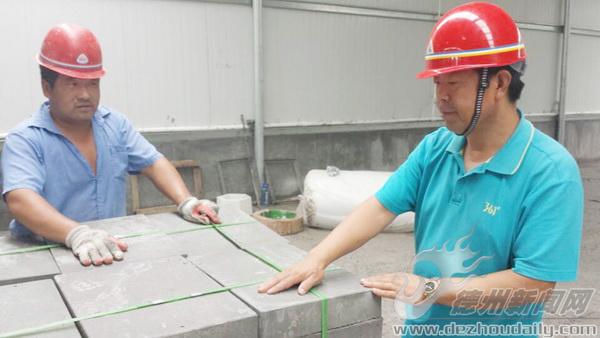 張繼錄（右）查看高速公路小預(yù)制構(gòu)件。