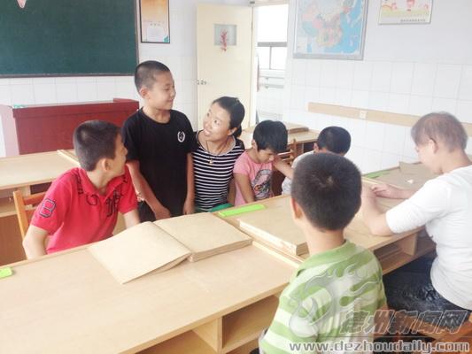 課下，張金紅經(jīng)常與學(xué)生們交流。屈大鵬攝