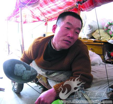 因長年趴在車上，毛衣肘關(guān)節(jié)處都磨脫了線；用了十多年的長柄勺子也打滿了補(bǔ)丁