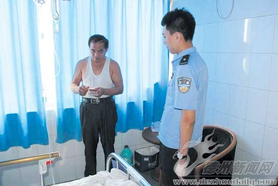 刑警大隊民警在市中醫(yī)院退還受害人的救命錢。