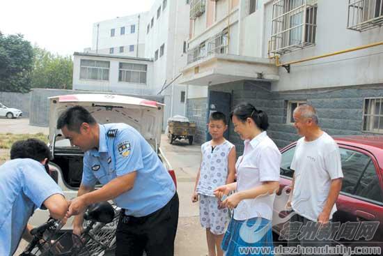 刑警大隊城南中隊民警將市民的自行車送到小區(qū)樓下。