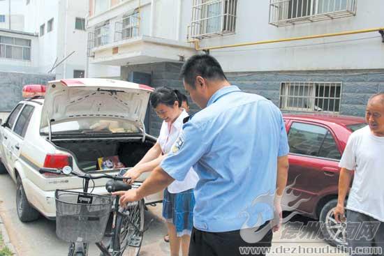 退還的自行車交到失主手中。